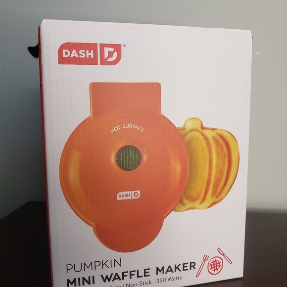 Pumpkin mini waffle maker Dash halloween autumn fall breakfast spooky appliance - Picture 4 of 4